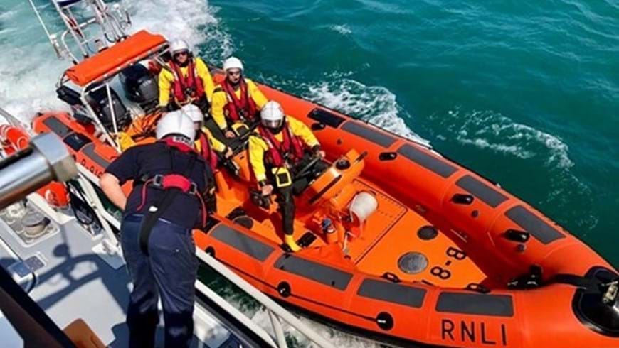 St Helier ILB assists pleasure boat with engine problems