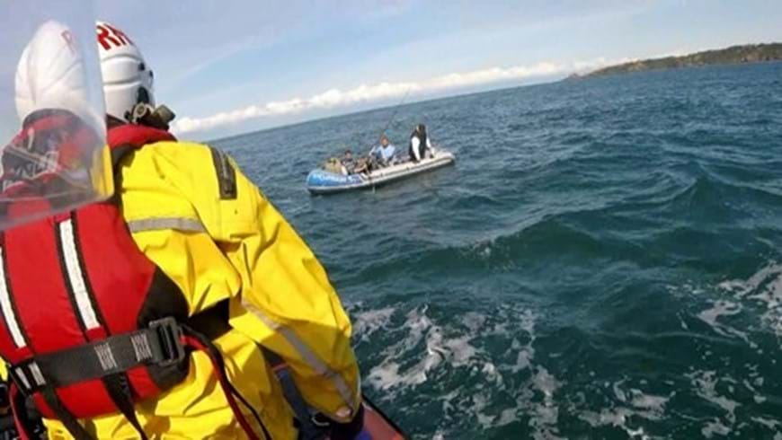 St Catherine's ILB assists 3 men in an inflatable dinghy