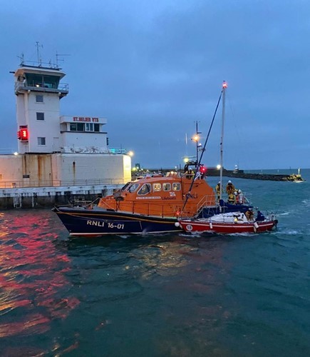 St Helier ALB assists sailing boat on south coast of Jersey image2