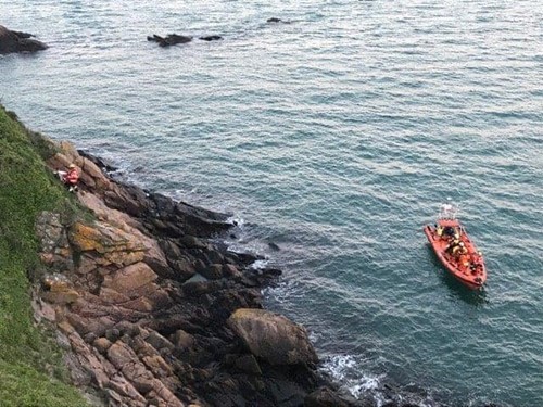 St Catherine's ILB assists casualty that had fallen on to rocks at Gorey image3