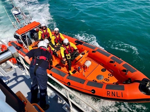 St Helier ILB assists pleasure boat with engine problems