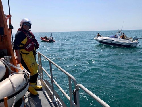 St Helier ILB assists pleasure boat with engine problems image3