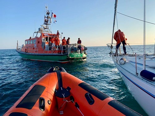 St Helier ALB ILB Assists French Yacht Image2