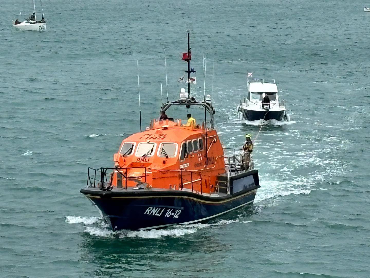 25ft French motorboat issued a mayday Image 